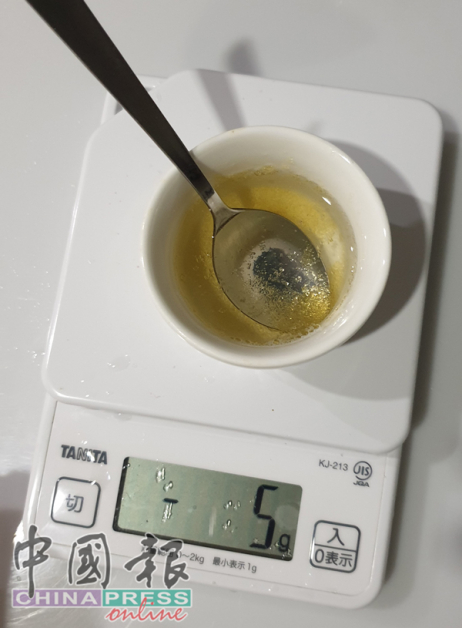 6）用清水和吉利丁粉预先搅匀，再加入石榴汁内搅匀。