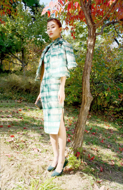 散发着浓浓香奈儿气息的织布旗袍，给予一份恬静、舒适美感。