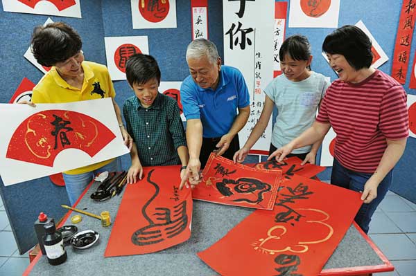 五位肖鼠画家同堂画鼠，左起为庄秀明（60岁）、吴淑聚（12岁）、刘振发（72岁）、方薰仪（12岁）和李韵琴（60岁）。
