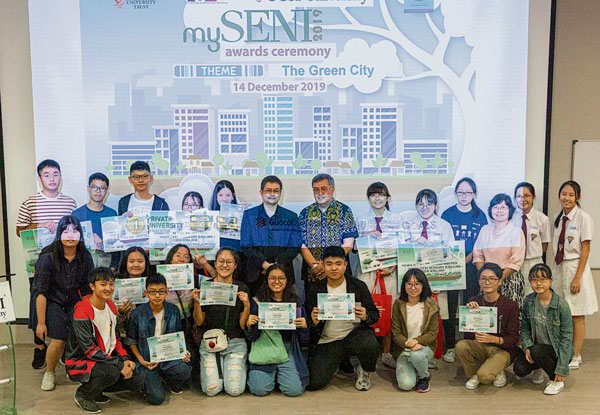 mySENI 2019绘画比赛优胜者领奖后,与UCSI大学艺术与设计学院院长凯鲁阿兹尔助理教授(左六)、马来西亚国家艺术馆前总干事拿督莫哈末尤索夫(左七)合照。