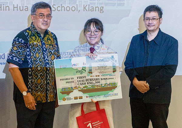 雪州巴生兴华中学生张靖茹荣获mySENI冠军,赢得一万令吉UCSI大学助学金,领奖后与莫哈末尤索夫(左)及凯鲁阿兹尔(右)合照。