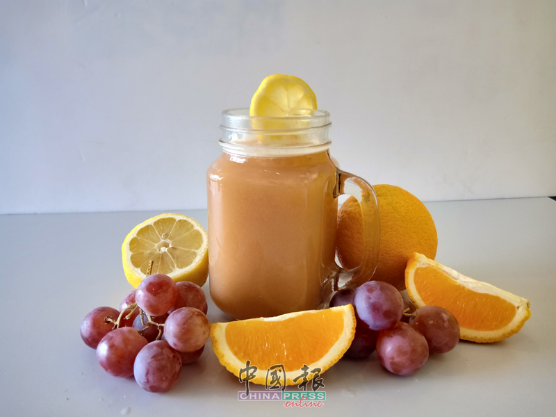 送上一款好喝又健康的天然果汁饮料，从舌尖上的果香滋味感受温暖新春气息。