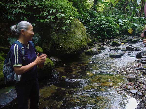 身为导览员的柳树婆婆正在为大家讲解熊空溪的地理环境。