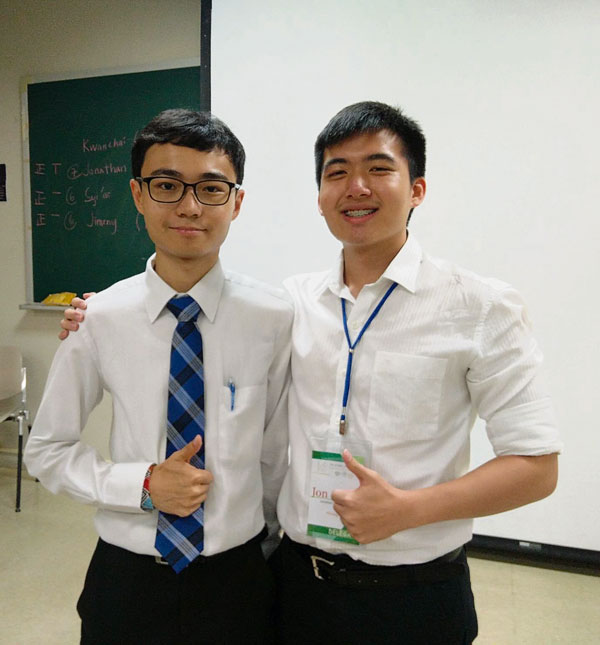 曹忠源（右）当选亚洲物理治疗学生会2019／2020年度主席，接下前主席香港学生Thomas Chu（左）的棒子。
