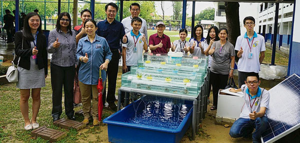 槟城恒毅中学队伍建构的太阳能鱼菜共生系统，获得顾问老师、校长和槟城英迪国际学院行政总裁贺玛拉塔（左2）的称赞。