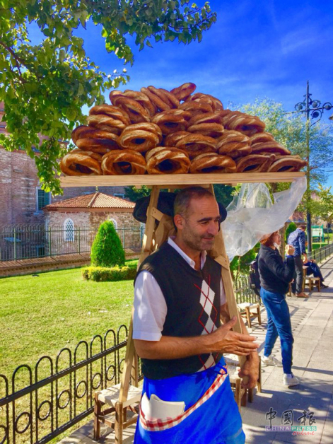 鼎鼎大名的土耳其“国民面包”Simit，打卡必吃美食芝麻圈。