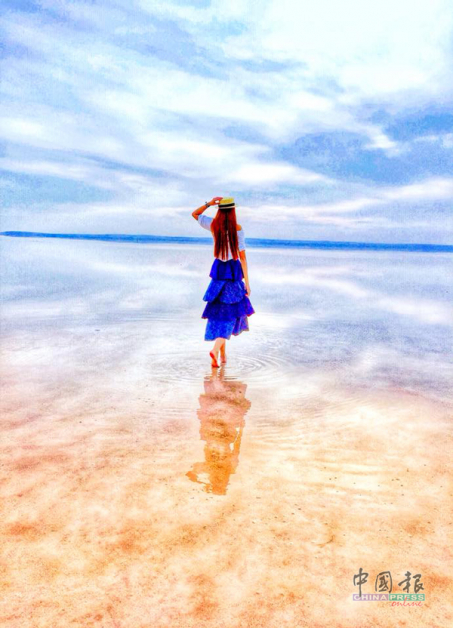 碧海蓝天成一色，世界第二大“图兹盐湖”，仿佛是不食人间烟火的天空之境。