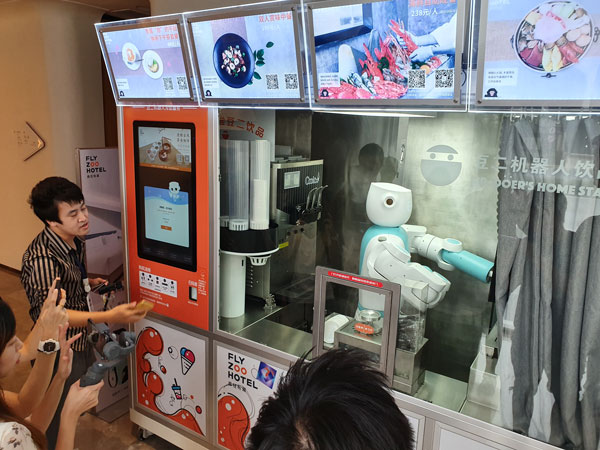 ▲除了酒店的酒吧区，机器人有能力制作多种不同的酒类和咖啡。酒店走廊还备有专门出售和制作冰淇淋等甜点的机器人。