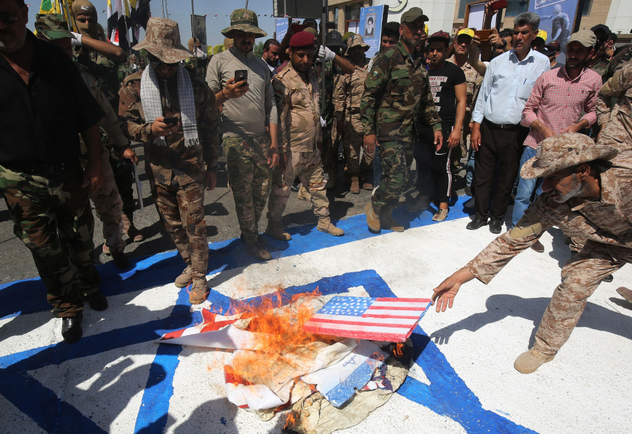 西亚人士焚烧美国国旗以示不满。(法新社)