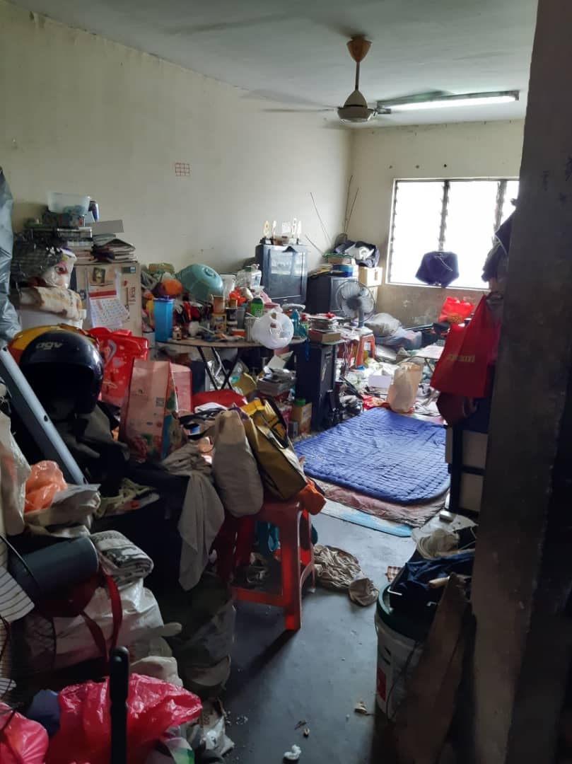 莫哈末法迪上载照片，显示该户家庭的住家原是被垃圾堆满。