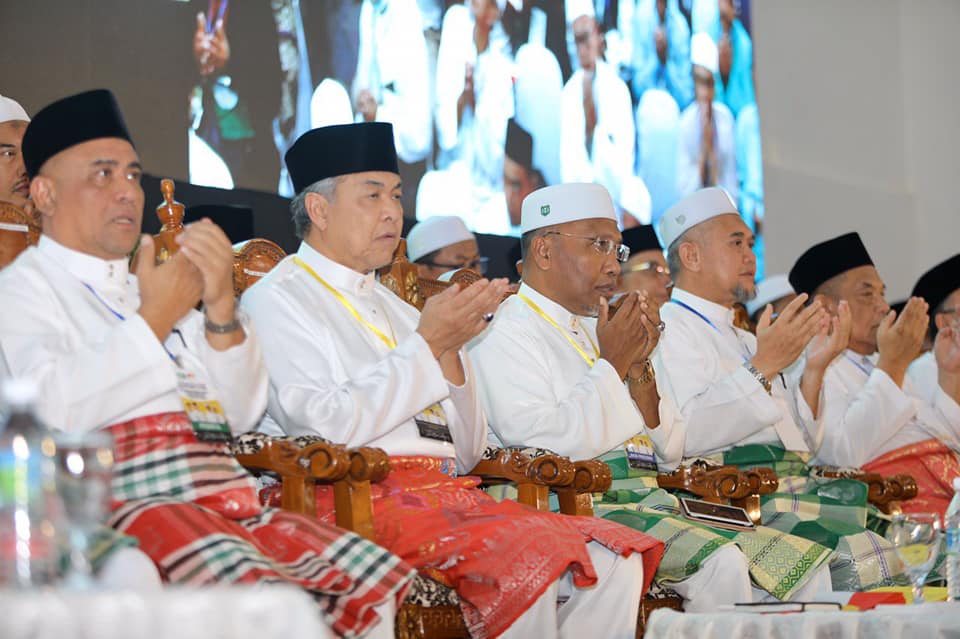 阿末扎希（左2）出席峇眼拿督举办的霹雳州“全民共识宪章大会”及政治讲座。