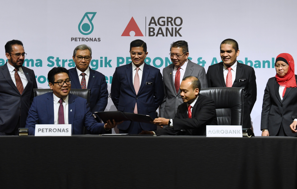  沙拉胡丁（后排右3起）与阿兹敏，见证马石油与农业银行签署合作协议。