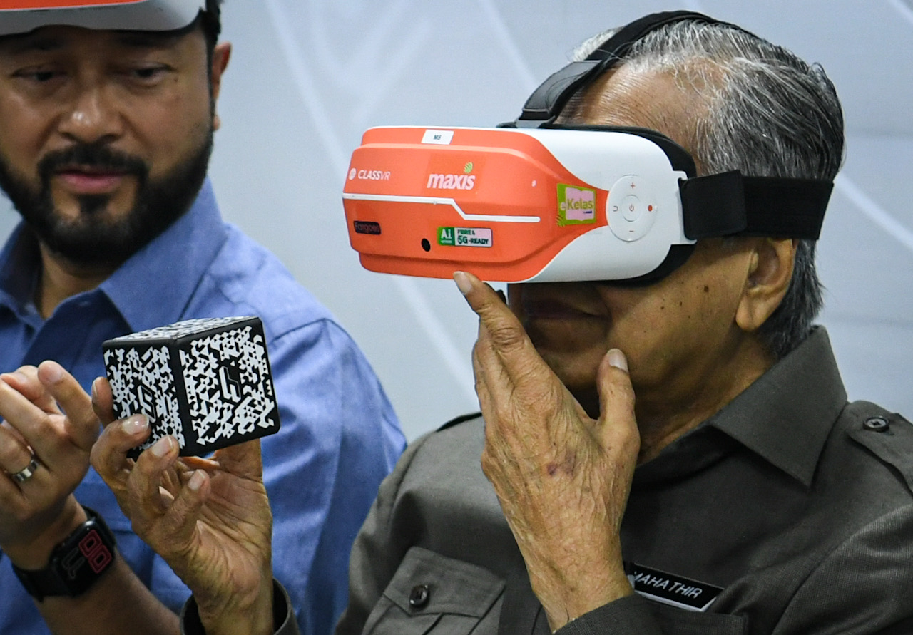 马哈迪参观浮罗交怡5G控制中心时，穿戴虚拟实境（VR）眼镜，感受5G对于教育的全新体验。