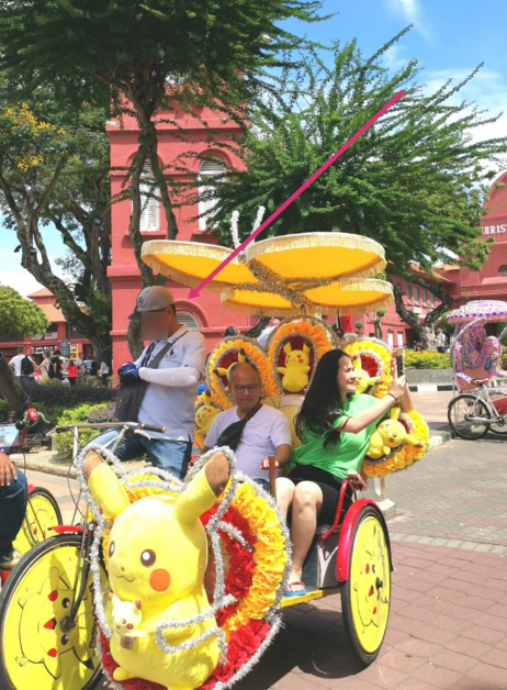 王予嘉(右)与友人乘坐三车轮车,受到三轮车夫不礼貌对待。