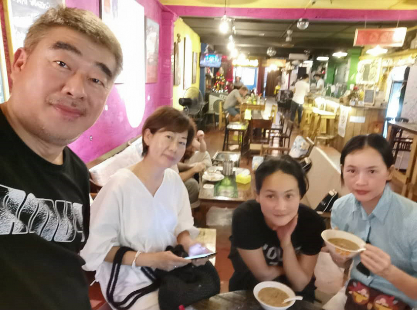 叶啸(左)邀请王予嘉(右2)等人,到古城观光,讵料,发生不愉快事件。