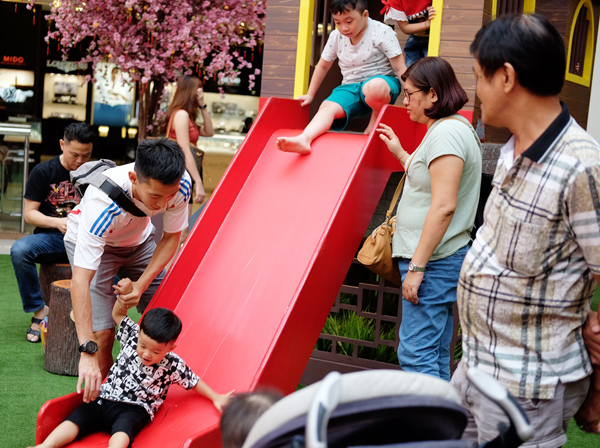 配合葫芦花园的装潢主题，广场也临时设有孩子的游乐场。