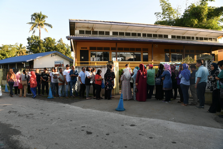 选民一早已在投票中心外一字排开，以准备履行公民义务。
