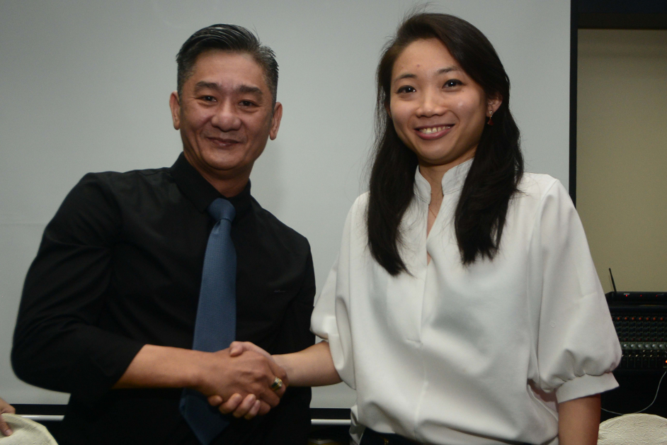刘君美（右）去年初当选大马体操总会会长时，与副手谢玉超握手为礼。（档案照）