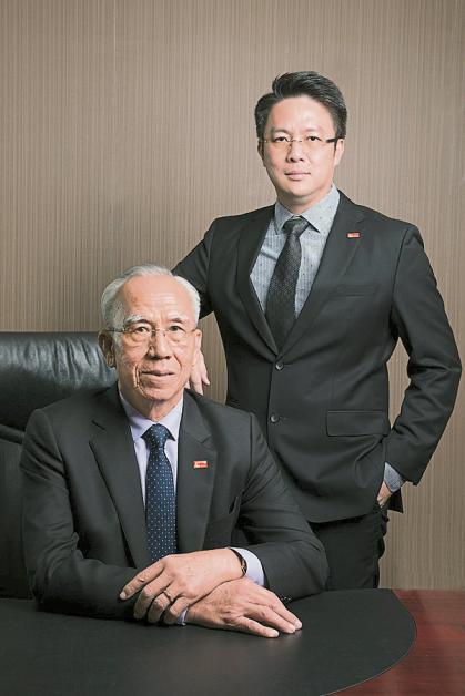 日新集团创办人杨金福（左）与总执行长杨思源。