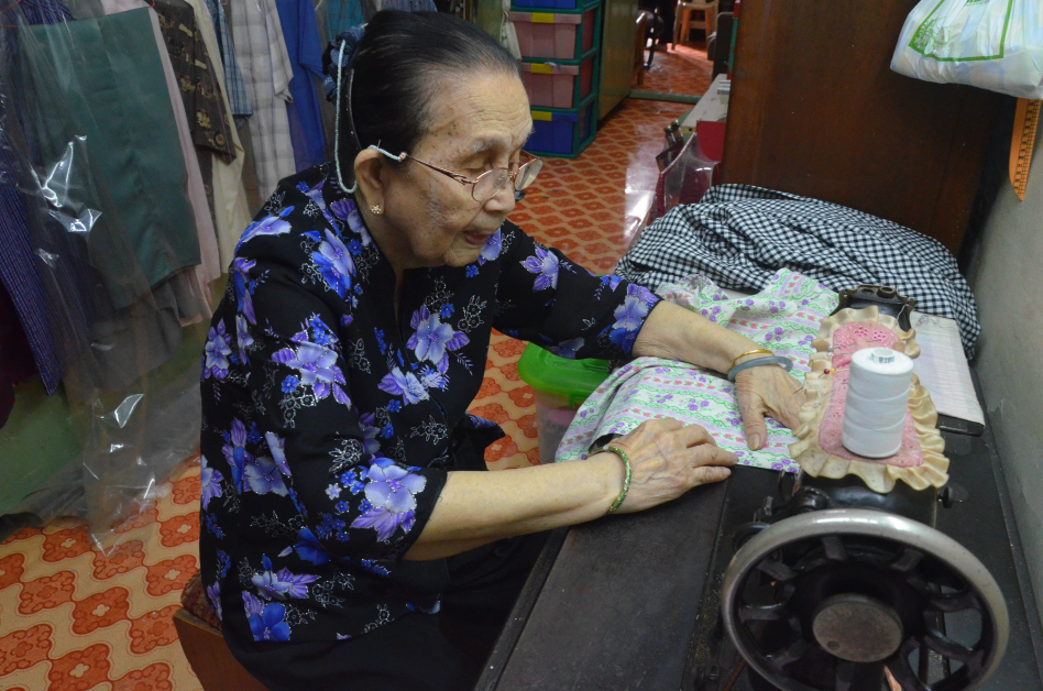 年事已高但仍“林婆婆”依然头脑精明，反应迅速，缝纫为她最喜爱的中一项日常活动。