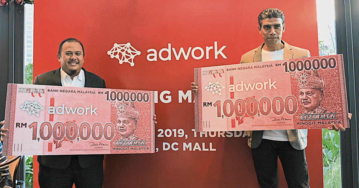 马来西亚中小型企业机构总聚集发展长扎基（左）及古玛鲁斯推介ADWORK线上广告平台，送出免费广告服务。