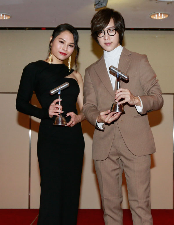 李幸倪和方泂镔分别获得最佳男、女歌手奖，阿镔同时也囊括最佳金曲奖。