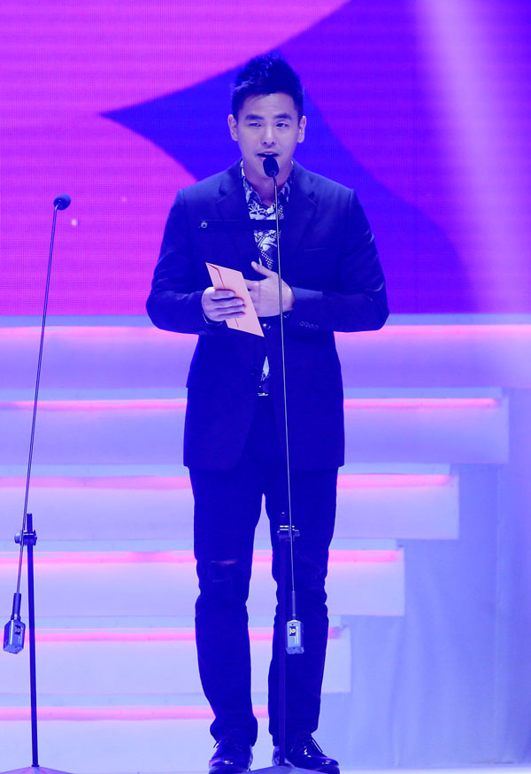 专程来马颁奖的柯有伦，笑称自己跟张栋梁是同一年代的歌手。
