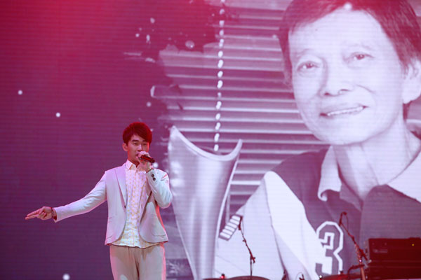 林健辉演唱《禅院钟声》、《马永贞大战精武门》和《唐山大兄》，来缅怀去年11月病逝的郑锦昌。