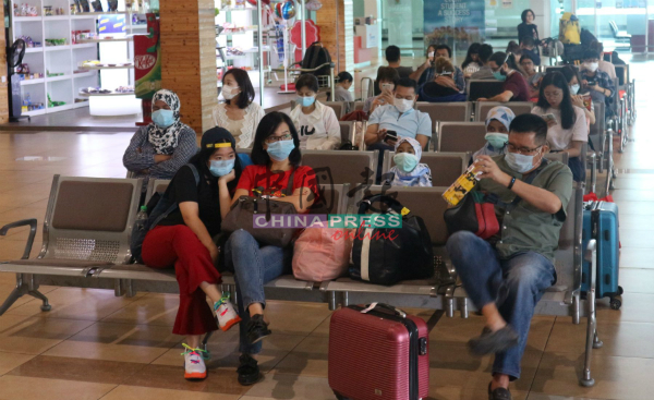 大多数在机场等候的乘客，都戴上口罩，做好防范。