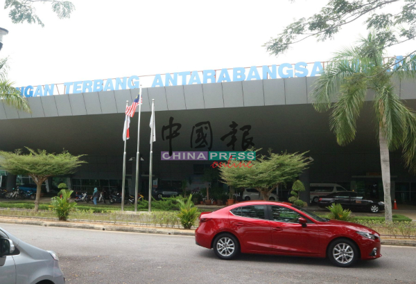甲州政府提高及采取防范措施，来戒备武汉肺炎，安排4名卫生局官员在马六甲峇株安南国际机场站岗。