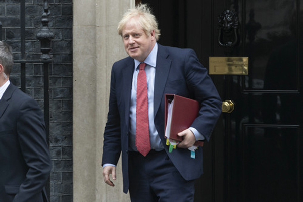 英国首相约翰逊周三离开首相府前往议会。