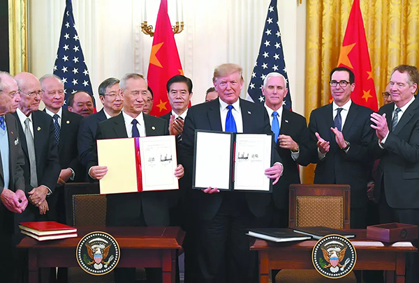 美国总统特朗普和中国副总理刘鹤共同签署了中美第一阶段经贸协议。