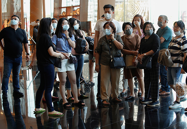 中国游客27日在曼谷旅游戴上口罩。图:欧新社