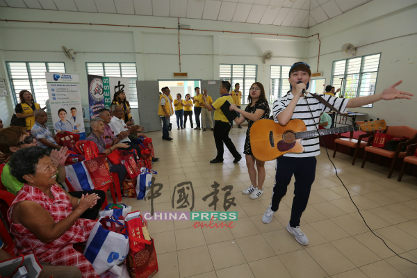 薛炳进（右起）和萧菽玲为老人们献唱新年歌曲，让他们感受新春气息。