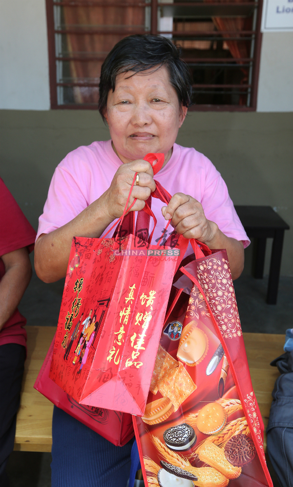陈桂兰感恩《中国报》及其他单位所送上的红包及物资。
