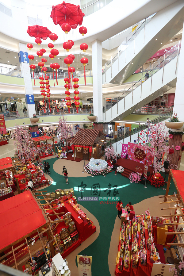 甲市区永旺购物中心将广场布置的红彤彤，让人陶醉在喜庆气氛中。