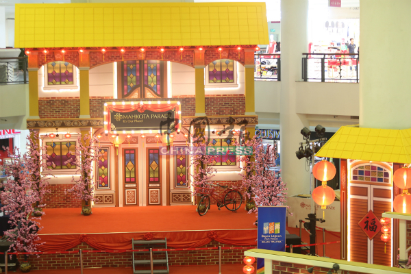 皇冠广场将舞台布置成老街建筑，象征甲州华人的民族文化，并向各族传达农历新年将至。