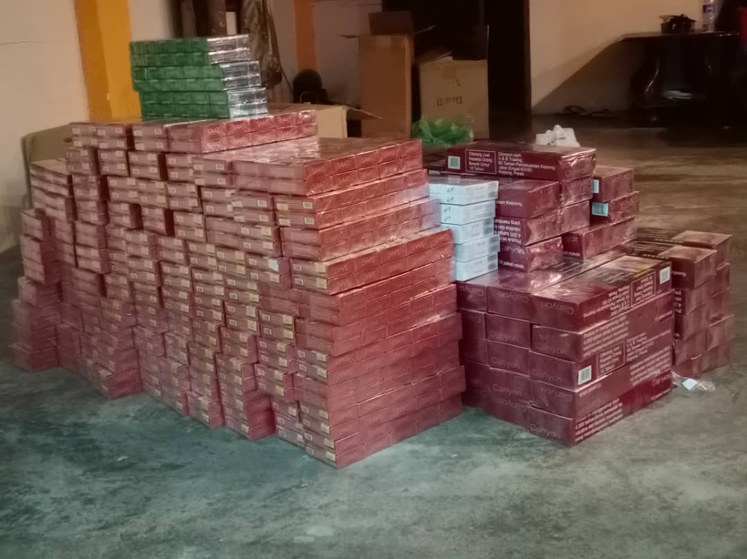 警方起获263盒价值8万9970令吉的走私香烟。