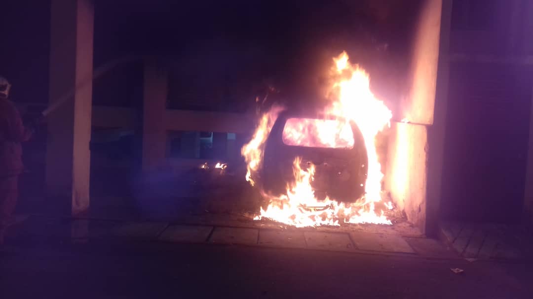 停泊在家私店外的一辆休旅车被大火烧毁。