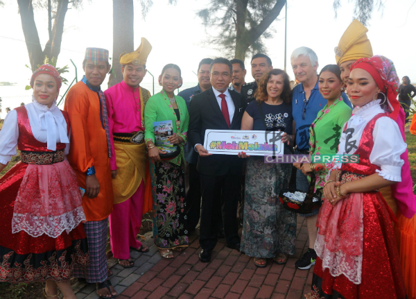 阿德里（前排左5）代表马六甲，欢迎远道而来的游客。