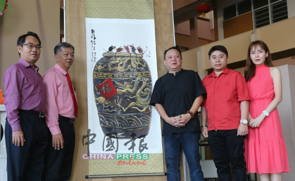 柯梦磊夫妇（右2起）与认购的“五福临门”年画作品。左起薛任评、韩斌元及郭佳安。
