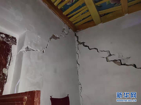 新疆西克尔库勒镇西克尔村一户村民家的墙壁被震裂。