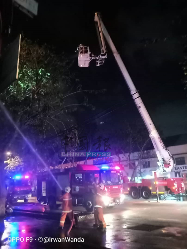 来自关丹各区的消拯局皆派员参与灭火行动。