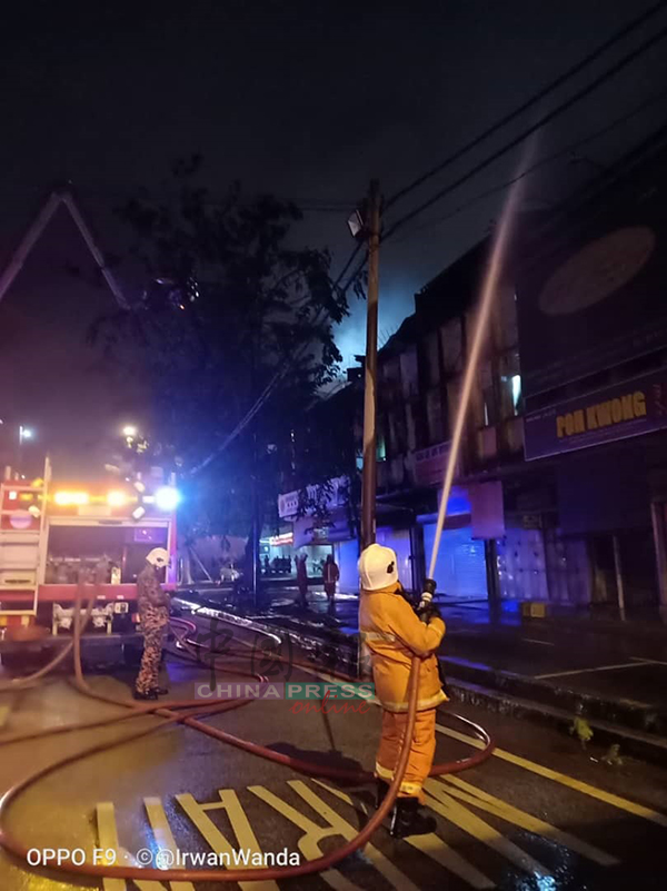 消拯员出动云梯,展开灭火工作。