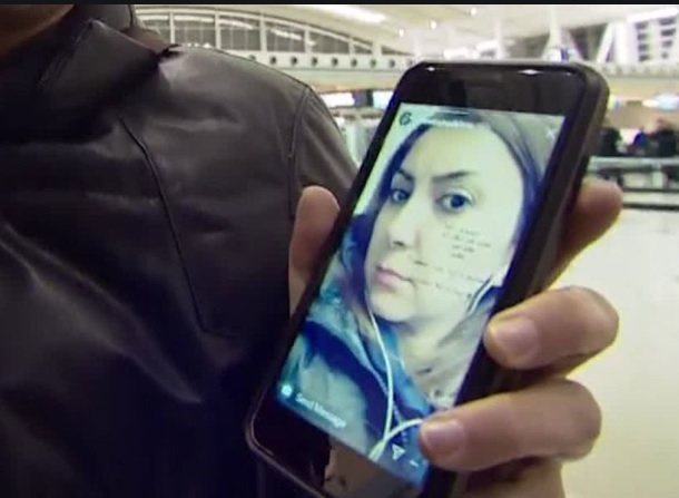 哈山的手机显示妻子谢达空难前的自拍照。