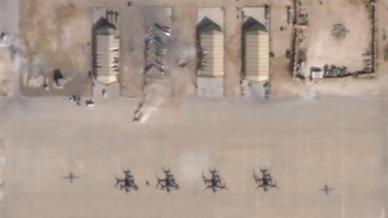 基地内美军鱼鹰倾转旋翼机附近，同样有建筑遭伊朗导弹摧毁。