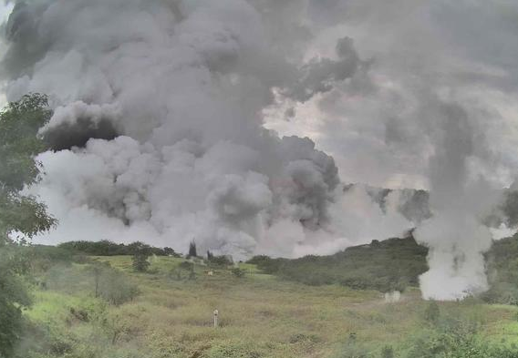菲律宾塔阿尔火山周日发生潜水爆发，火山在喷发中产生约100公尺高的灰烬。（菲律宾火山与地震研究所）