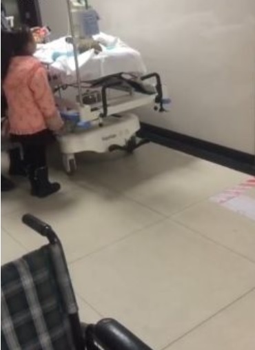 5岁女童在病床旁唱歌，希望能唤醒昏迷多时的外婆。