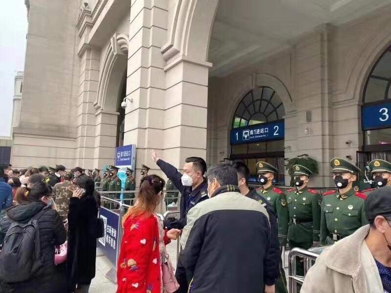 武汉汉口车站外周四上午有民众欲进入搭车，但遭警察拦阻。