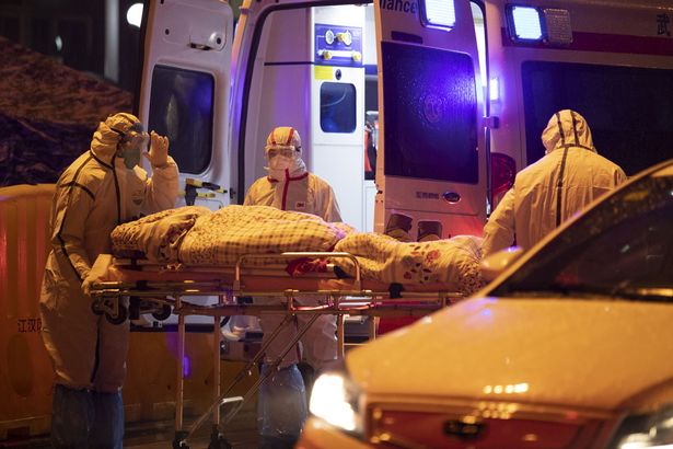 英国公卫部发出指令，要求医疗人员注意隔离，即使是搬运遗体也务必使用尸袋，并全程穿戴保护配备。